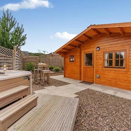 Lochinvar - Clydesdale Log Cabin With Hot Tub Airdrie Ngoại thất bức ảnh