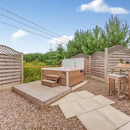 Lochinvar - Clydesdale Log Cabin With Hot Tub Airdrie Ngoại thất bức ảnh