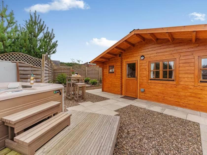 Lochinvar - Clydesdale Log Cabin With Hot Tub Airdrie Ngoại thất bức ảnh