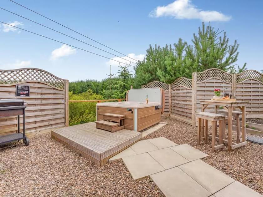 Lochinvar - Clydesdale Log Cabin With Hot Tub Airdrie Ngoại thất bức ảnh