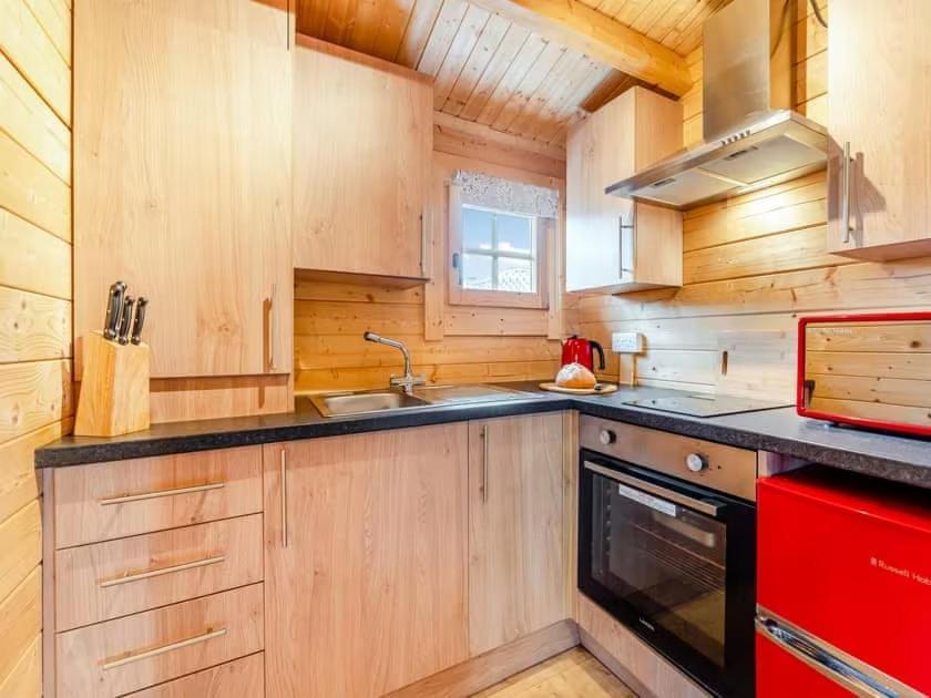 Lochinvar - Clydesdale Log Cabin With Hot Tub Airdrie Ngoại thất bức ảnh