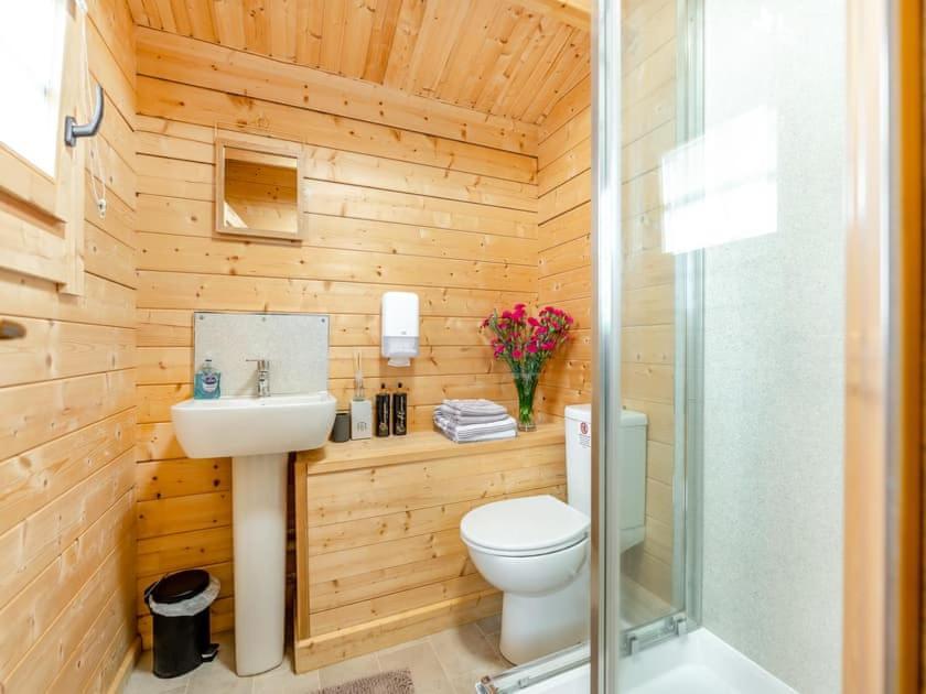 Lochinvar - Clydesdale Log Cabin With Hot Tub Airdrie Ngoại thất bức ảnh