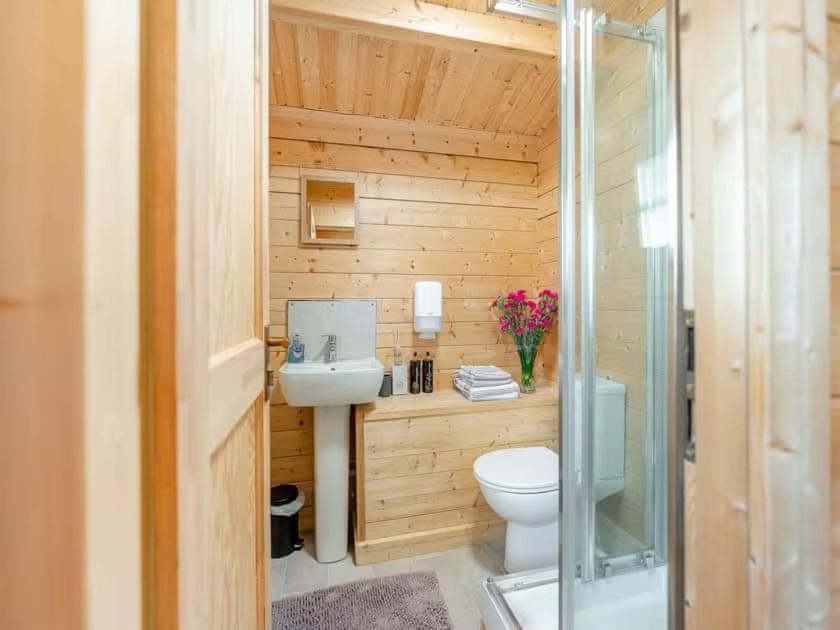 Lochinvar - Clydesdale Log Cabin With Hot Tub Airdrie Ngoại thất bức ảnh